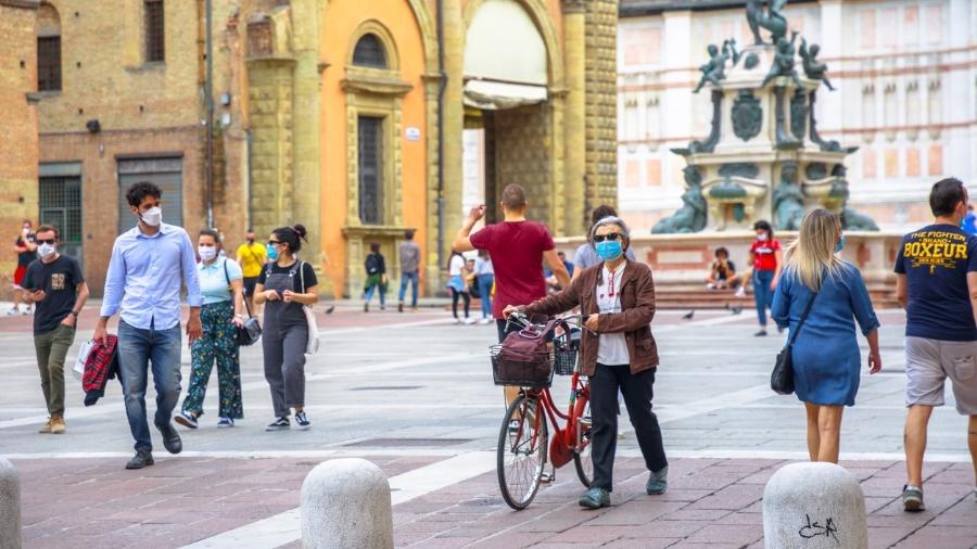 Pessoas usam máscaras contra o coronavírus nas ruas da Itália - Getty Images