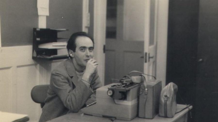 Vladimir Herzog na redação de Londres da BBC, em 1966, onde ele trabalhou por três anos - ARQUIVO PESSOAL IVO HERZOG