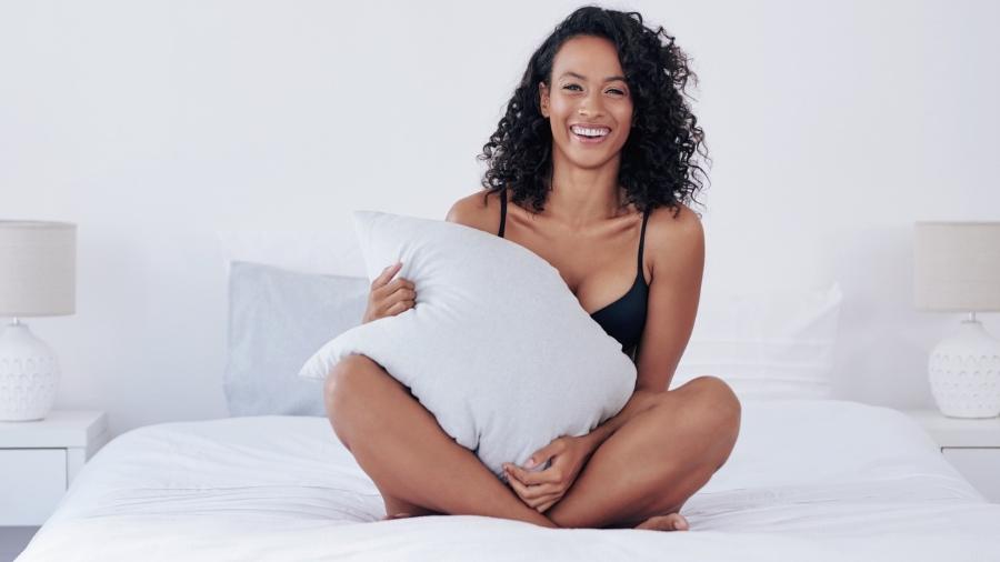 Um simples travesseiro ou almofada pode turbinar o momento de intimidade - LaylaBird/Getty Images