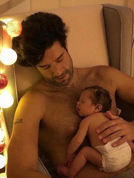 Daniel Del Sarto posou com a filha recém-nascida - Reprodução/Instagram