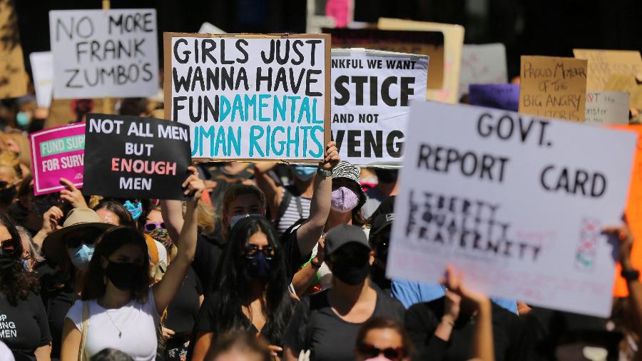 Manifestantes participam de um ato contra a violência sexual e desigualdade de gênero na Austrália - Steven Saphore/AFP