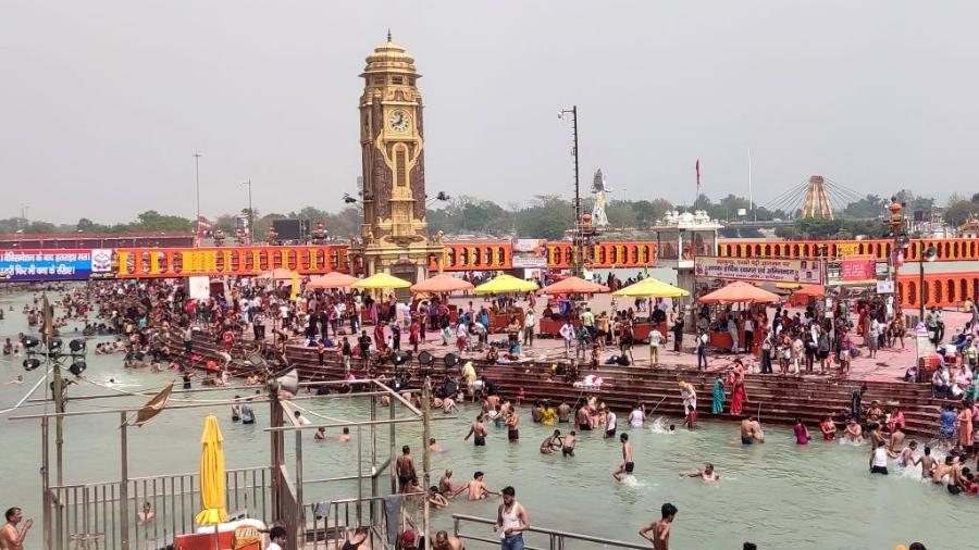 Devotos do hinduismo no rio Ganges - NurPhoto via Getty Images