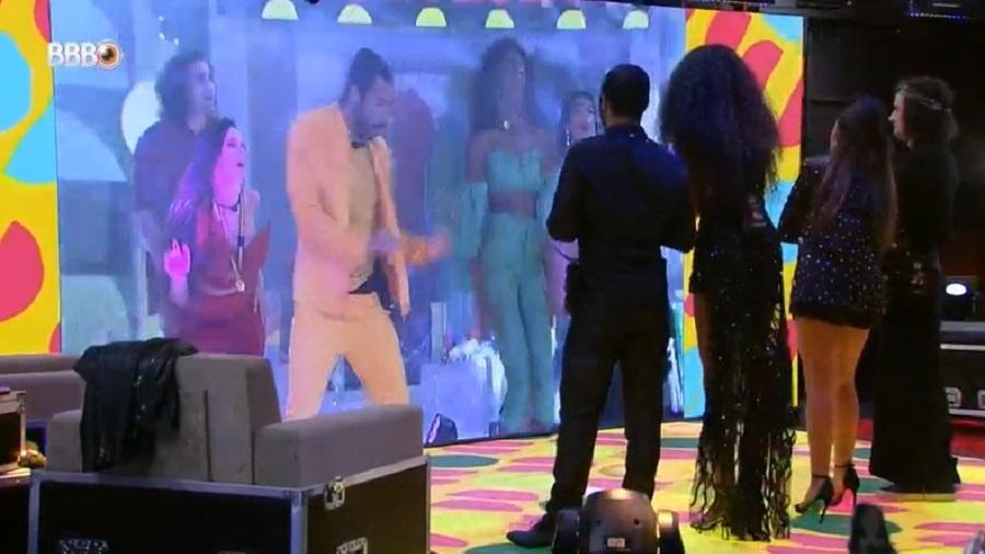BBB 21: Camilla dá risada ao se ver dançando no telão - Reprodução/Globoplay
