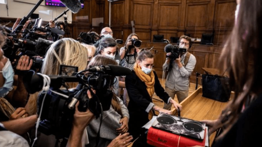O caso de Valerie Bacot, de lenço amarelo na foto, ganhou grande atenção da mídia francesa - AFP