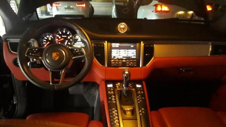 Interior forrado de couro vermelho é um dos vários destaques do Porsche oferecido em leilão online - Divulgação - Divulgação