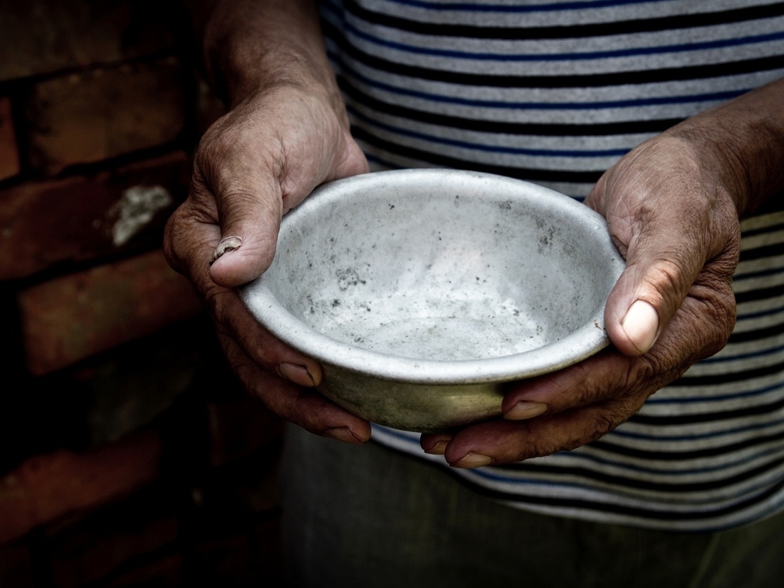 Enquanto brasileiros passam fome, Bolsonaro oferece programa social improvisado