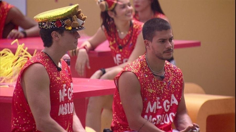 BBB 22: Lucas e Arthur conversam durante ação de carnaval - Reprodução/Globoplay