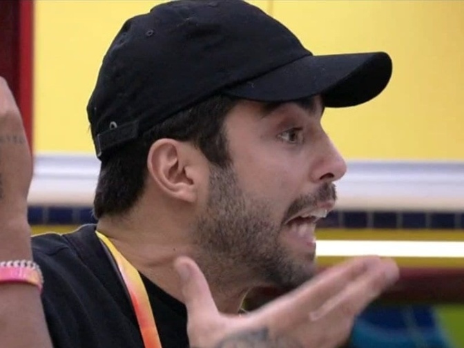 Scooby faz alerta raivoso a Natália: 'Não coloca palavra na minha boca'