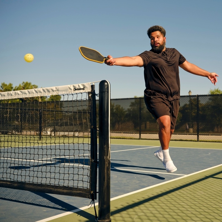 PICKLEBALL: CONHEÇA O ESPORTE COM RAQUETE QUE COMEÇA A CRESCER NO BRASIL 