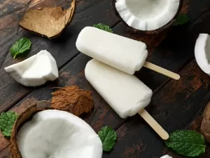 Picolé de coco caseiro e saudável leva 4 ingredientes; aprenda a fazer