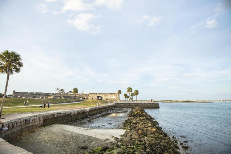 Aproveite o tour pelo Castillo de San Marcos para curtir a vista do mar que banha a cidade