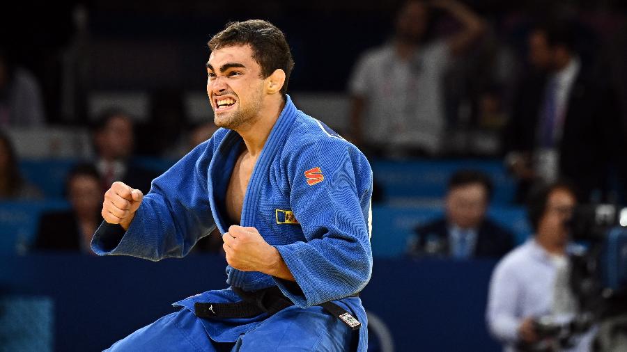 O judoca Adil Osmanov deslocou o ombro ao comemorar medalha de bronze