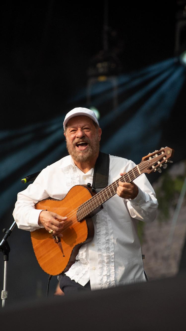 João Bosco se diverte no palco do segundo dia do Coala Festival, no sábado (7), em São Paulo