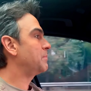 Tadeu Schmidt protesta contra motorista lento na esquerda: 'Fico irritado'