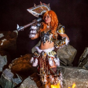 Fantasia da personagem Barbarian, do game Diablo 3, feita pela empresa Sakura Cosmaker. Na foto, a modelo é a própria dona da empresa, Claudia Santos - Divulgação