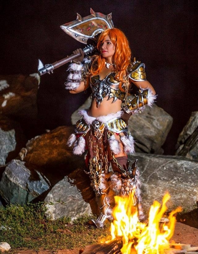 Fantasia da personagem Barbarian, do game Diablo 3, feita pela empresa Sakura Cosmaker. Na foto, a modelo é a própria dona da empresa, Claudia Santos - Divulgação
