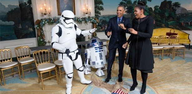 O presidente dos Estados Unidos, Barack Obama, e a primeira-dama, Michelle, dançam na Casa Branca, ao lado de um stormtrooper e do R2-D2, personagens de "Star Wars" - Reprodução/Facebook/The White House