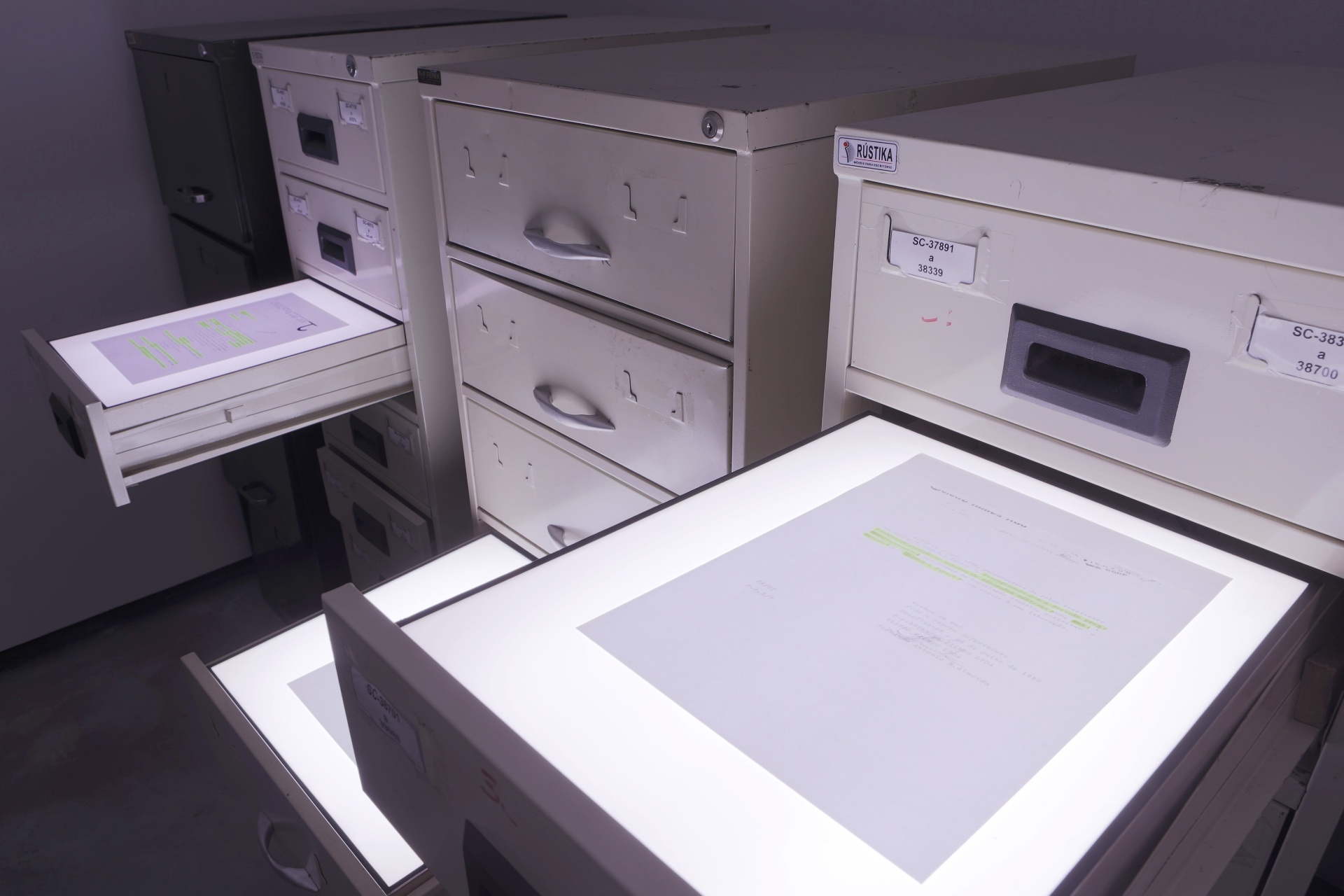 A instalação foi criada após uma pesquisa da cineasta Fernanda Pessoa de quatro anos e que envolveu 150 filmes e mais de 400 pareceres de censura - Leticia Godoy/Divulgação