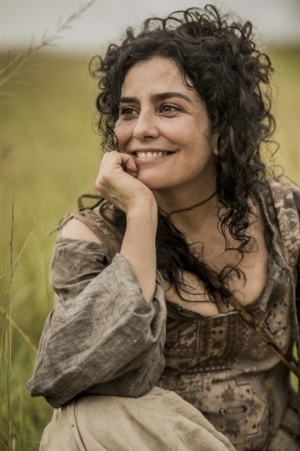 Dona Antônia (Letícia Sabatella) - Cuida da filha Joaquina (Mel Maia/Andreia Horta) e quer distância de Tiradentes (Thiago Lacerda), pai da criança. Ama o Alferes, mas a vida os separou. Hoje o homem só lhe traz problemas e ele ainda ensina conceitos libertários para a pequena, o que preocupa a mãe - João Cotta/TV Globo