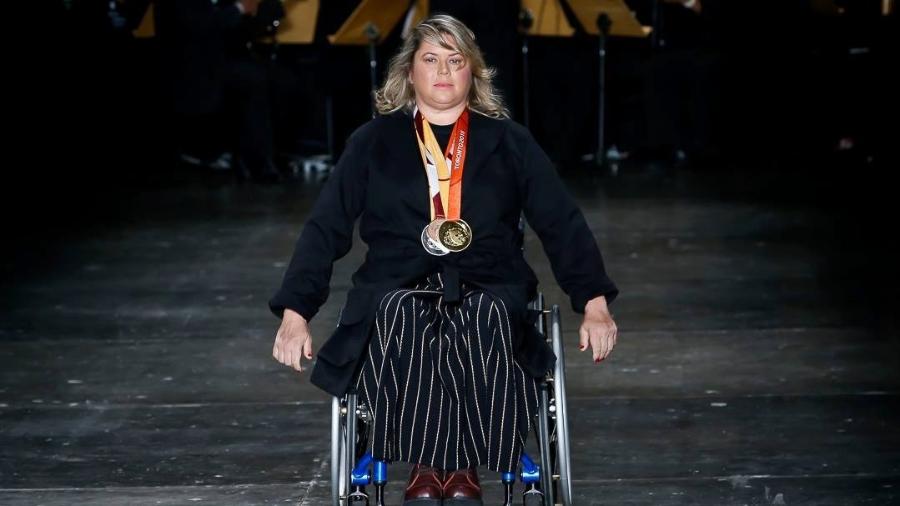 Atleta paraolímpica desfila na cadeira de rodas na passarela de João Pimenta - Alexandre Schneider/UOL
