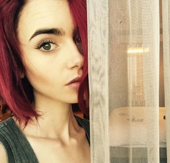 Famosas com sobrancelhas naturais - Lily Collins - Reprodução/Instagram