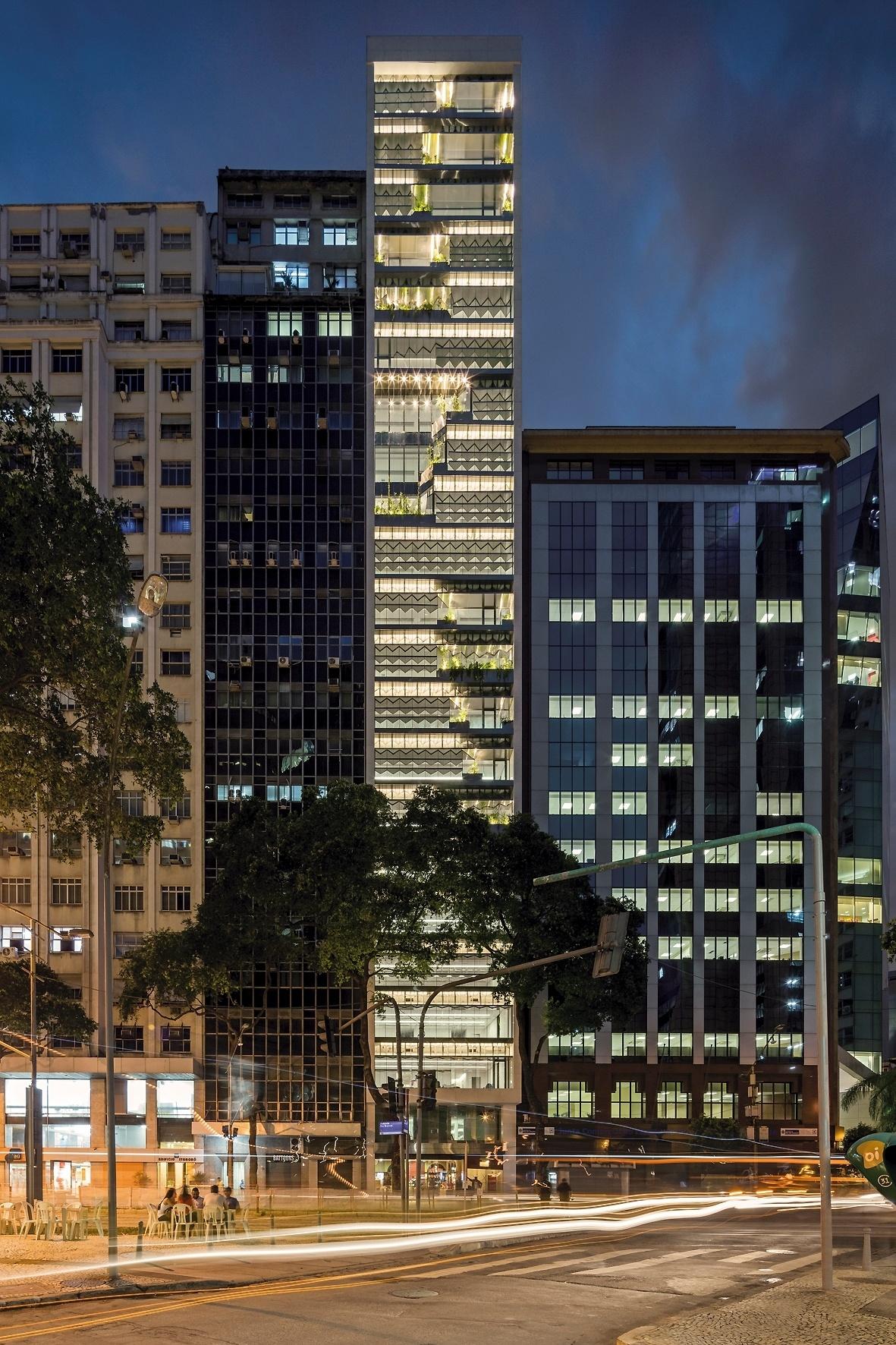 Com 4.500 m², o RB12, do Triptyque, é o primeiro edifício do Brasil a usar uma fachada bioclimática com placas fotovoltaicas (que geram energia) e vidros brilhantes diamantados. A obra que sofreu um retrofit-verde, tem paisagismo suspenso e sistema que usa células de hidrogênio para a transformação do gás de rua em eletricidade. O projeto concorre ao Prêmio Instituto Tomie Ohtake - AkzoNobel 2016 - Divulgação