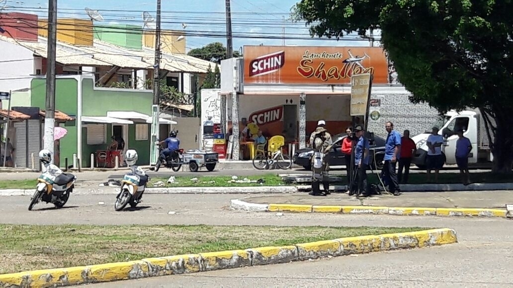 16.set.2016 - Agentes de trânsito se posicionam nas proximidades do Aeroporto Santa Maria, em Aracaju, para aguardar a chegada do corpo - Fredson Navarro/UOL