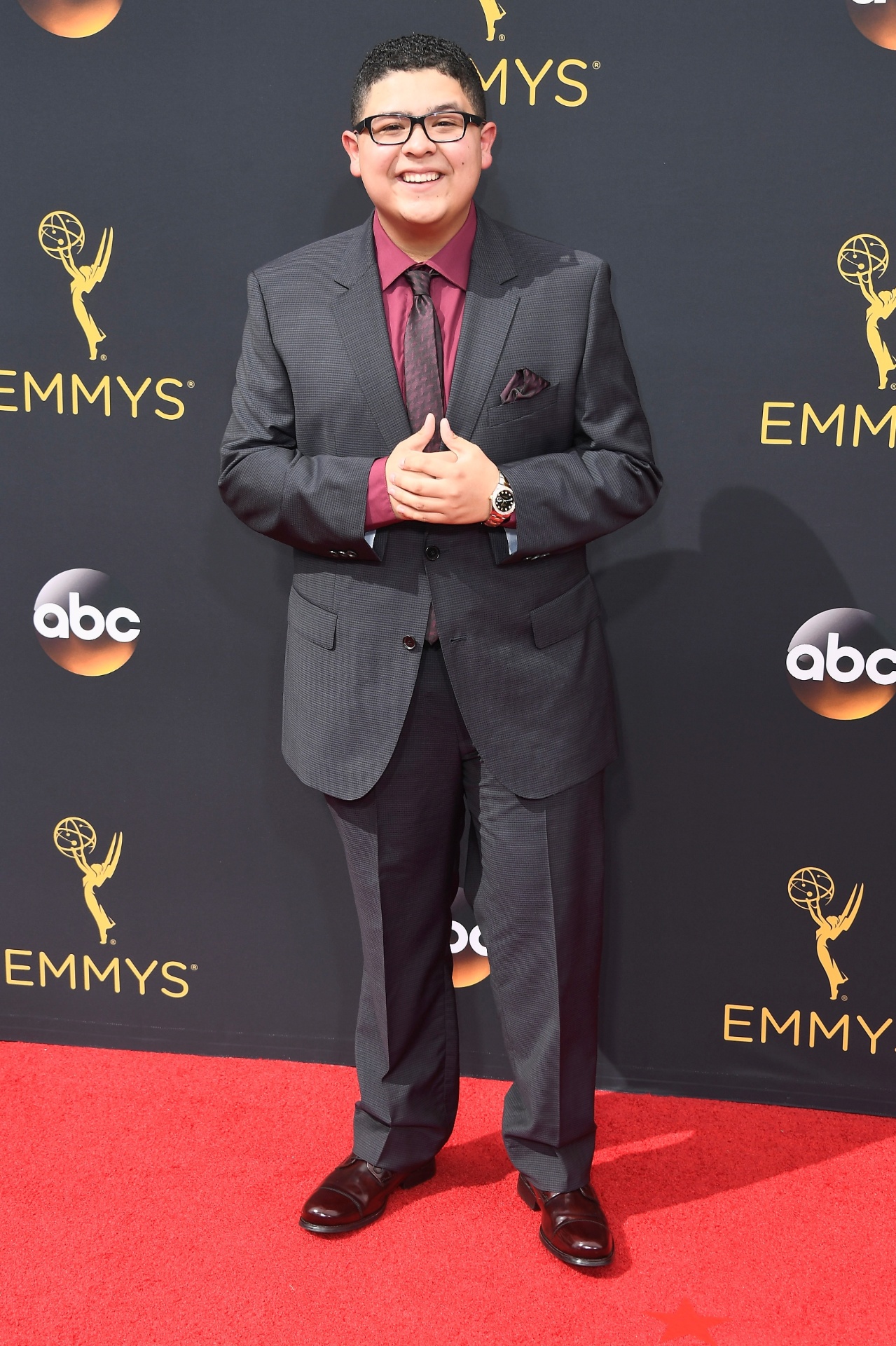18.set.2016 - Rico Rodriguez, o Manny de "Modern Family", chega à 68ª edição do Emmy Awards - Getty Images