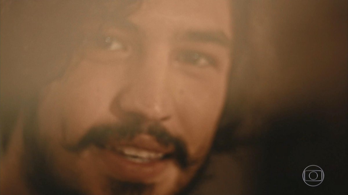 Miguel (Gabriel Leone) vai em direção a Santo (Domingos Montagner), representado por uma câmera, e pede a mão de Olívia (Giullia Buscacio) em casamento - Reprodução/TV Globo