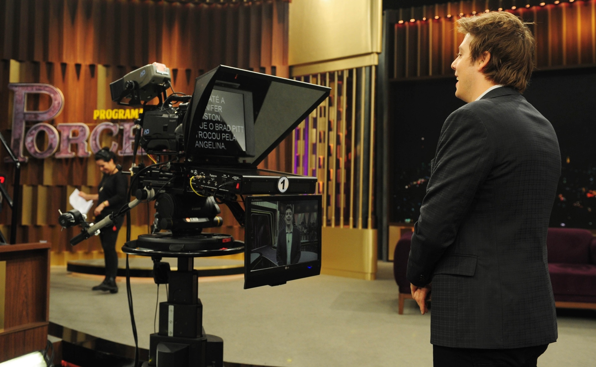 Porchat grava o monólogo com as principais notícias do dia. O programa vai ao ar horas depois - Junior Lago/UOL