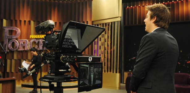 Porchat grava o monólogo com as principais notícias do dia horas hora antes de ir ao ar - Junior Lago/UOL - Junior Lago/UOL