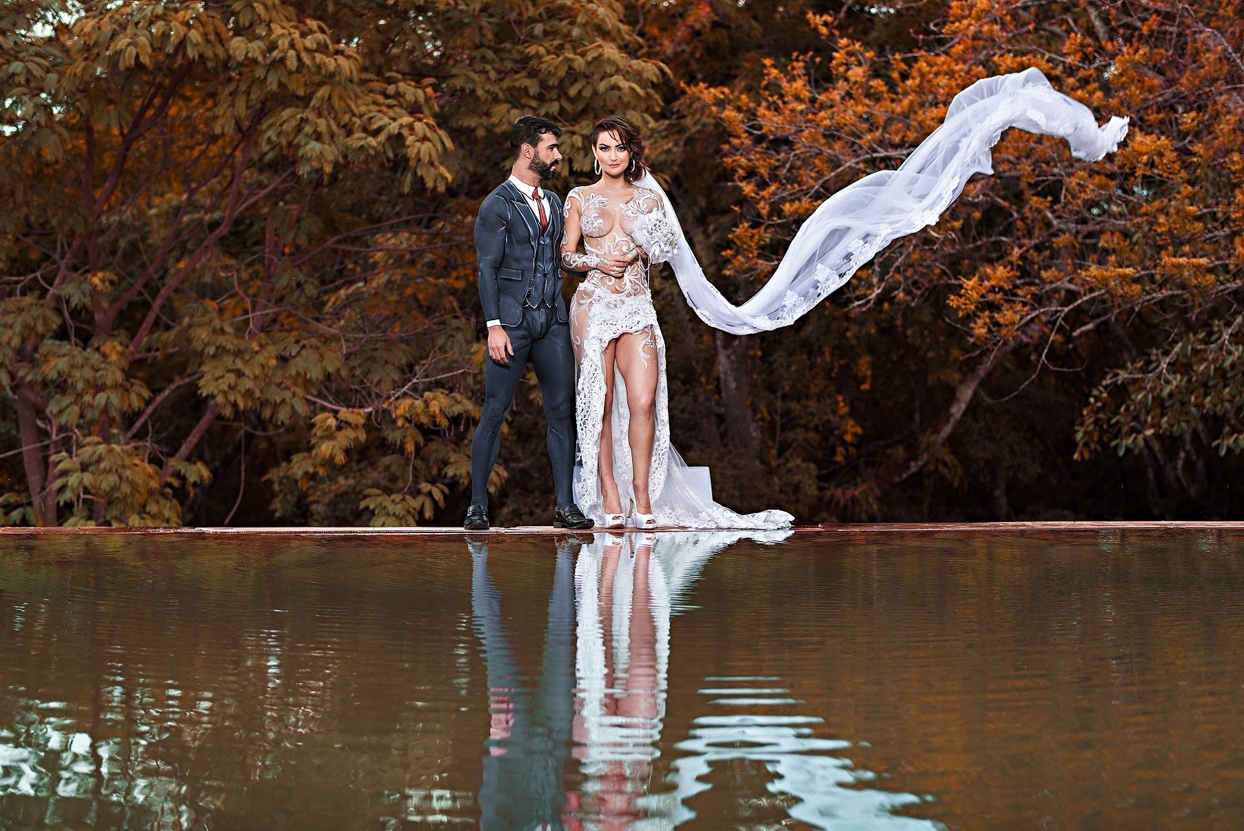 08.nov.2016- Campeões do "Power Couple", da Rede Record, Laura Keller e Jorge Sousa estão de casamento marcado para 21 de novembro e correm com os preparativos da festa. Futuros novinhos, a atriz e o empresário foram convidados pelo artista plástico W Veríssimo para um ensaio temático de casamento em pintura corporal. "Quando vi o resultado da renda do vestido pintada no meu corpo custei a acreditar que não era realmente um tecido" disse Laura empolgada com o modelo. Será que ela vai usá-lo na cerimônia? - Divulgação/Lelo Teófilo/R2assessoria
