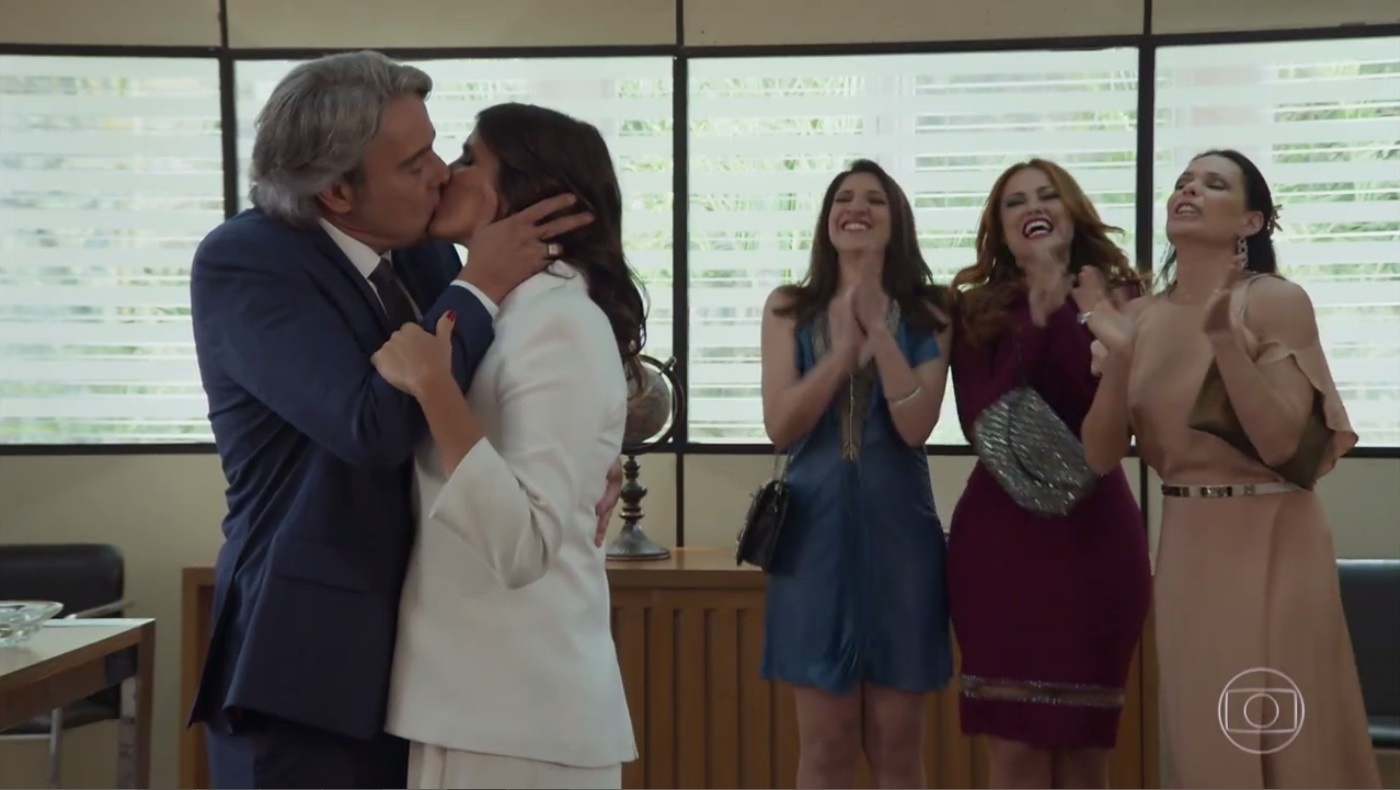 Aparício beija Rebeca no último capítulo de "Haja Coração" - Reprodução/TV Globo