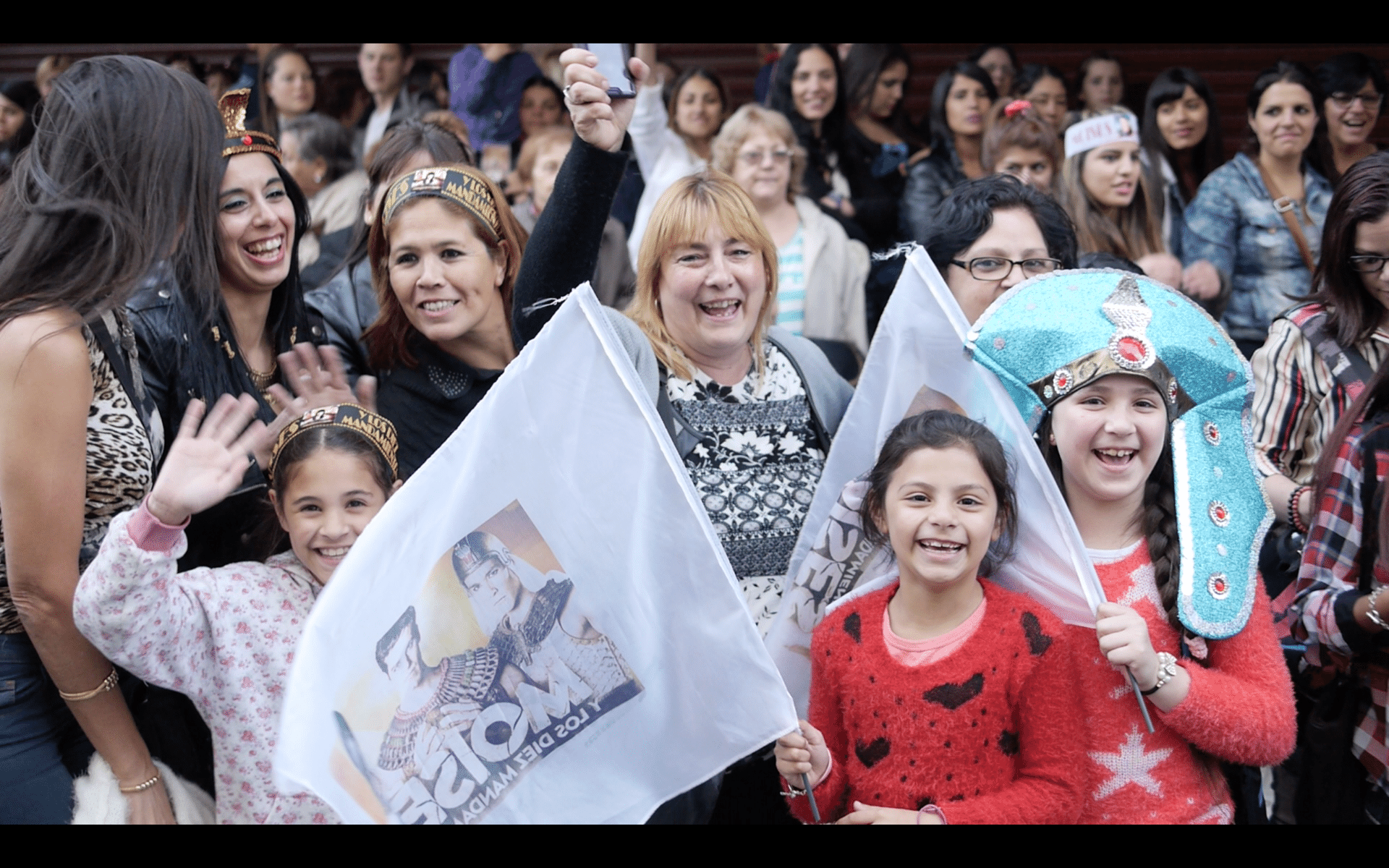 17.nov.2016 -Milhares de fãs de reúnem no Luna Park, uma tradicional casa de espetáculos de Buenos Aires, para acompanhar a abertura do Mar Vermelho da novela "Moises y Los Diez Mandamientos" - Grégoire Bouquet/UOL
