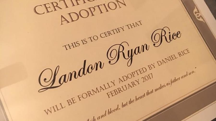 Vídeo emocionante mostra garoto recebendo o certificado de adoção do pai - Reprodução/Facebook