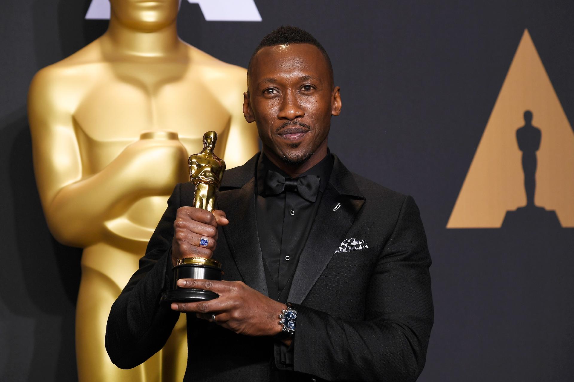 Mahershala Ali posa com sua estatueta de melhor ator coadjuvante do Oscar por seu papel em "Moonlight" - Frazer Harrison/Getty Images