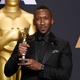Mahershala Ali posa com sua estatueta de melhor ator coadjuvante do Oscar por seu papel em "Moonlight" - Frazer Harrison/Getty Images