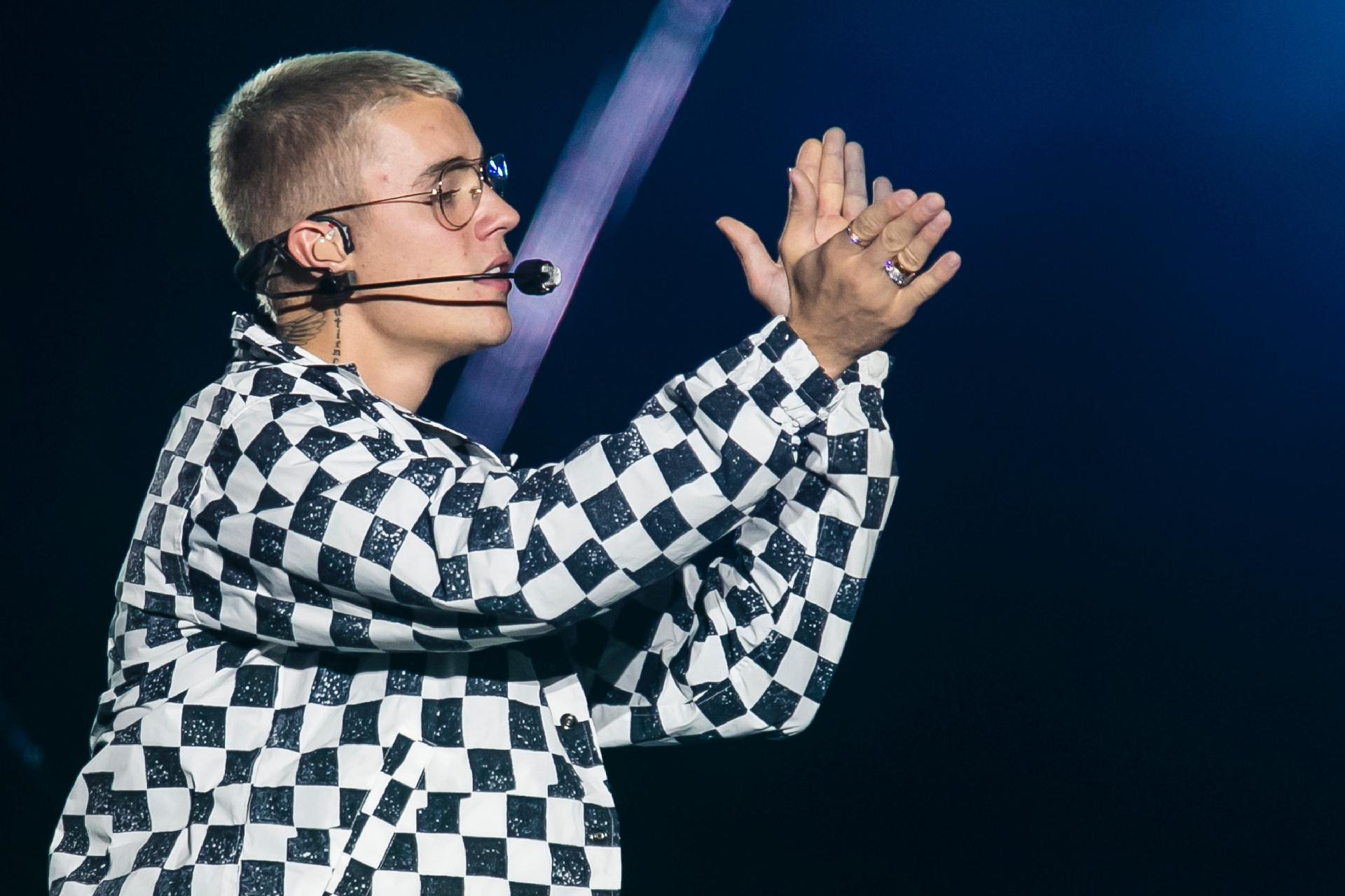 Justin Bieber bate palmas durante abertura da "Purpose Tour" no Brasil com show na Praça da Apoteose, no Rio - Bruna Prado/UOL