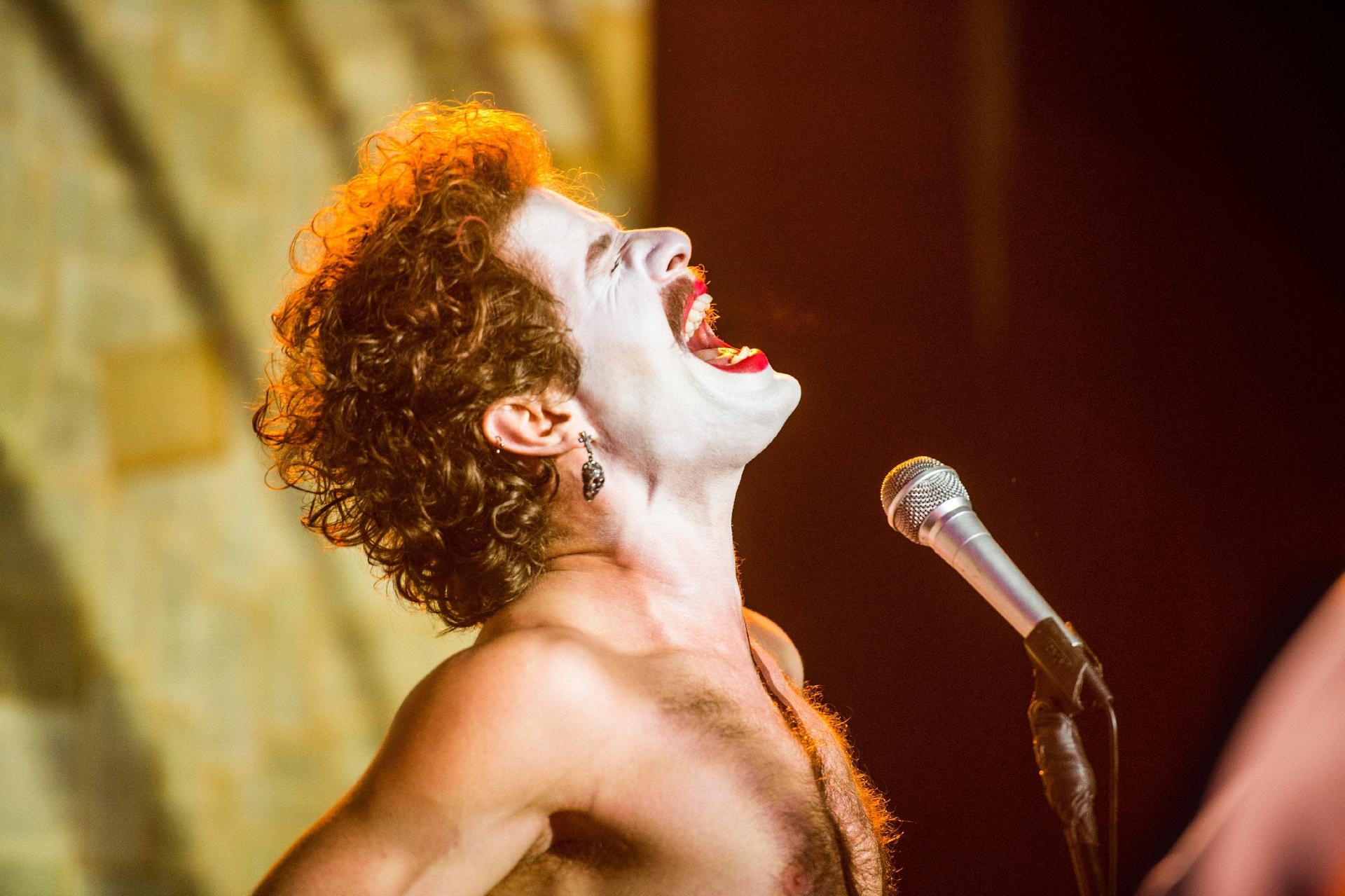 Leon (Mauricio Destri) faz performance numa boate em "Os Dias Eram Assim" - Mauricio Fidalgo/TV Globo