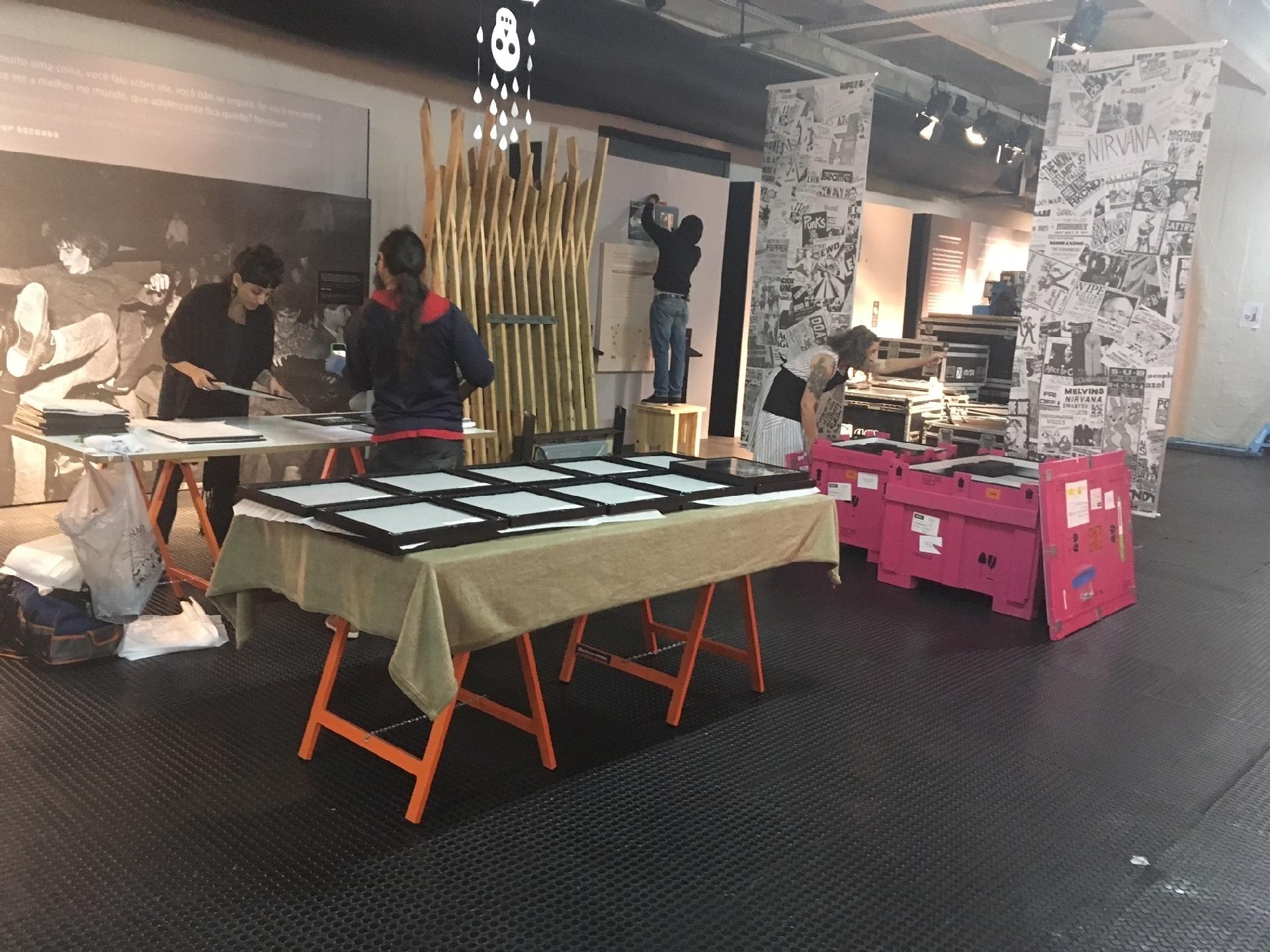 Equipe organiza os objetos que serão expostos na mostra "Nirvana: Taking Punk to the Masses" - Adriana de Barros/UOL