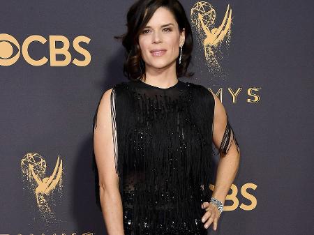 A atriz canadense Neve Campbell no tapete vermelho do Emmy 2017 - Frazer Harrison/Getty Images