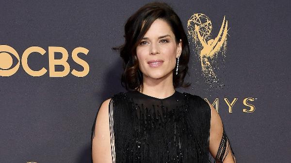 A atriz canadense Neve Campbell estrelou o primeiro filme da franquia 