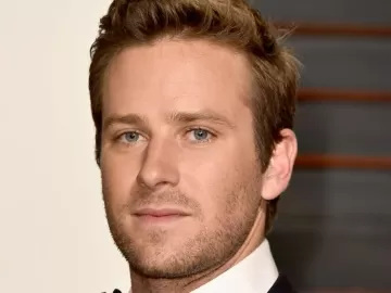 Armie Hammer admite ter 'usado' mulheres e que gosta de amarrar parceira