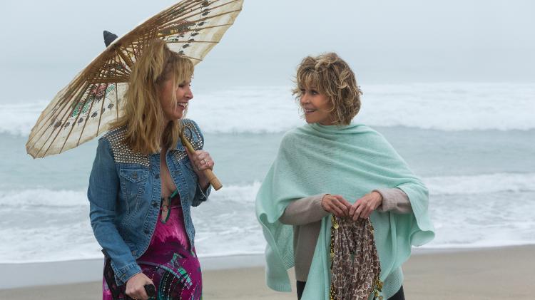 Lisa Kudrow e Jane Fonda em cena da quarta temporada de "Grace and Frankie" - praia - Divulgação - Divulgação
