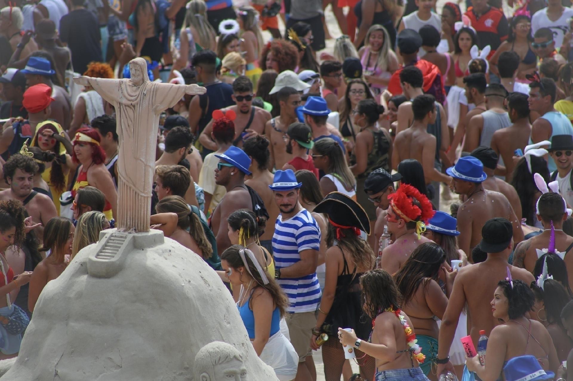 Bloco da Favorita concentra multidão na orla de Copacabana, Rio de Janeiro, neste sábado (10) - Marco Antonio Teixeira/ UOL