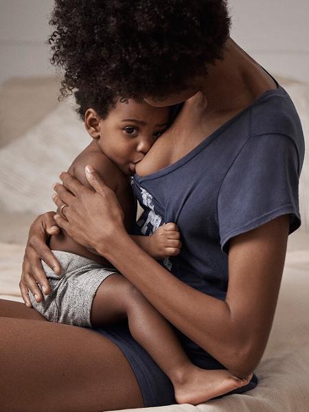 Modelo amamenta filho em campanha da marca GAP - Reprodução/Instagram