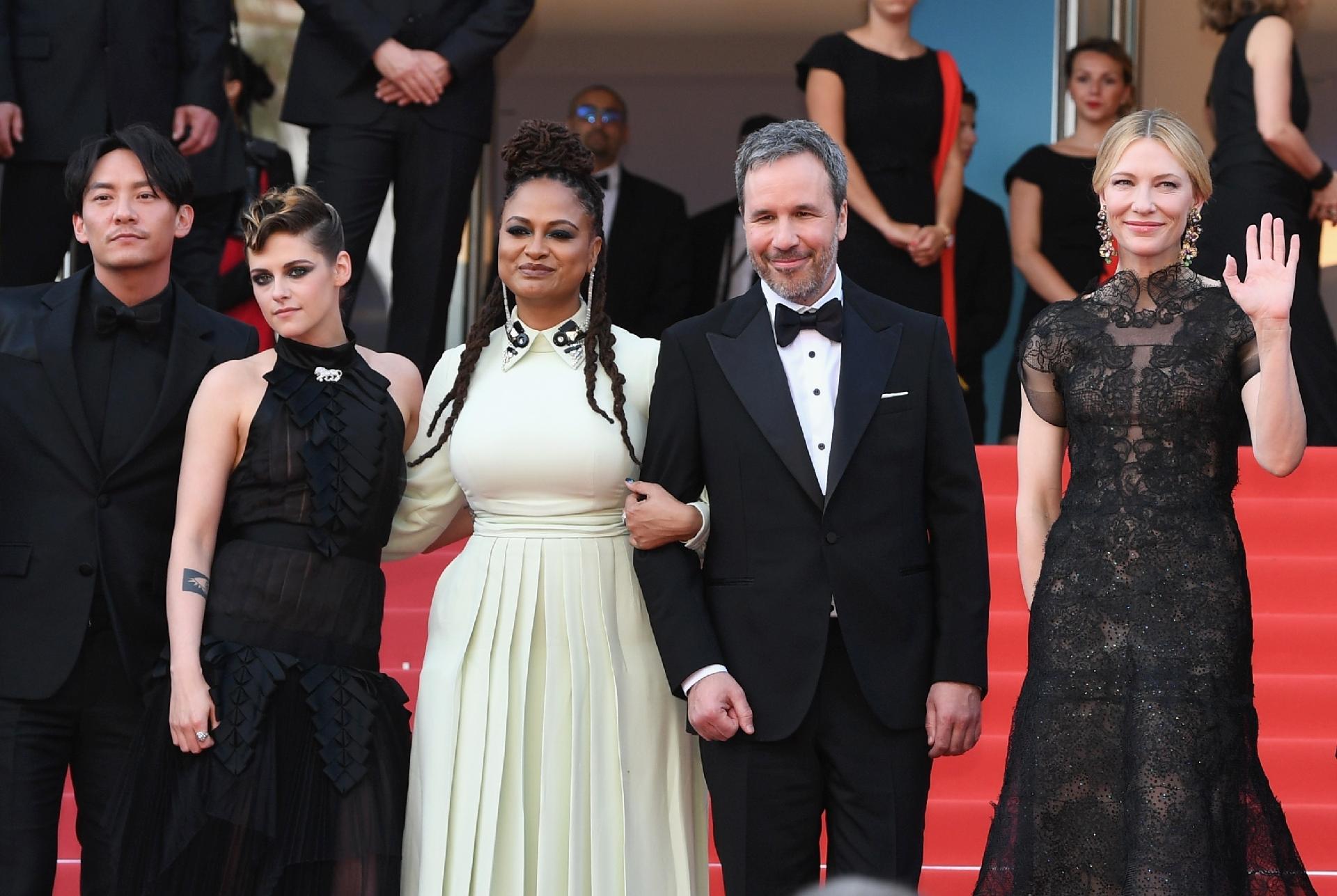 Os jurados Chang Chen, Kristen Stewart, Ava DuVernay, Denis Villeneuve e a presidente do júri Cate Blanchett prestigiam a cerimônia de abertura do Festival de Cannes - Pascal Le Segretain/Getty Images
