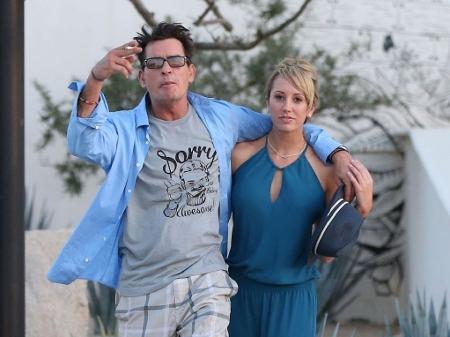 Charlie Sheen acena para fotógrafos ao lado da atriz pornô Brett Rossi - Reprodução