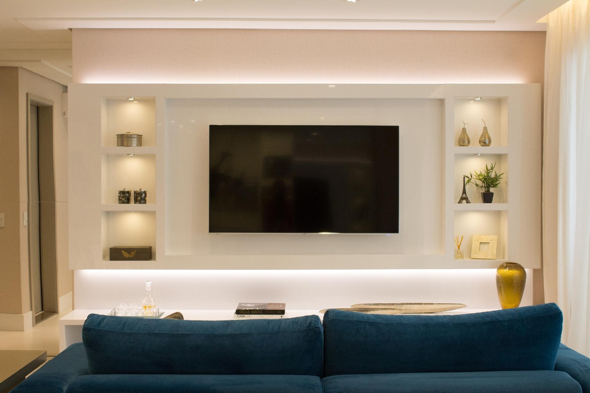 Atração do living, a estante ganha um novo visual quando está inteira iluminada. Os arquitetos do Studio FCK usaram fitas de led para pontuar nichos e prateleiras, ressaltando a peça que acomoda a TV - Miguel Mascaro/Divulgação