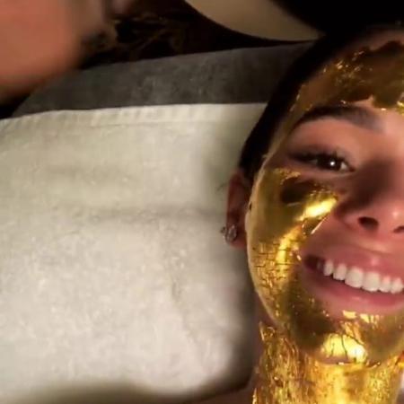 Bruna Marquezine durante tratamento de beleza - Reprodução/Instagram